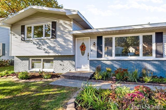 5543 Edgelawn Drive SE, Kentwood, MI 49508