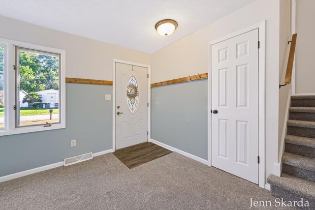 5543 Edgelawn Drive SE, Kentwood, MI 49508