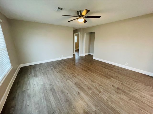 431 N 6th Street, La Porte, TX 77571