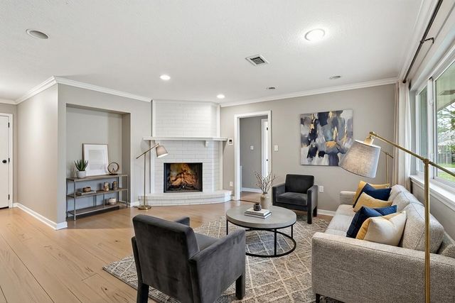 802 Camelot Lane, Friendswood, TX 77546