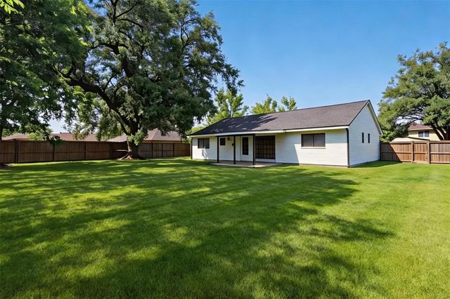 802 Camelot Lane, Friendswood, TX 77546
