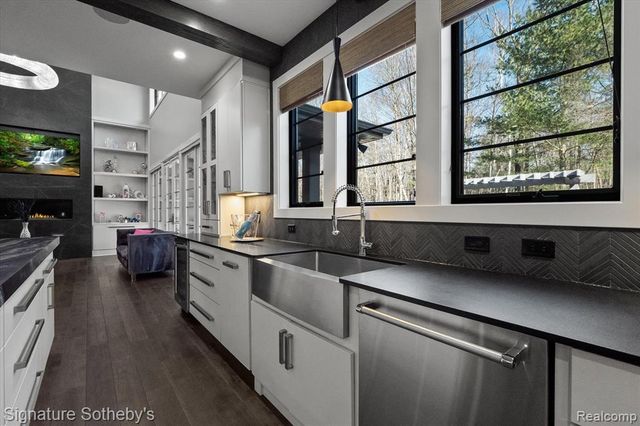 3479 E Shady Ridge Lane, Midland, MI 48642