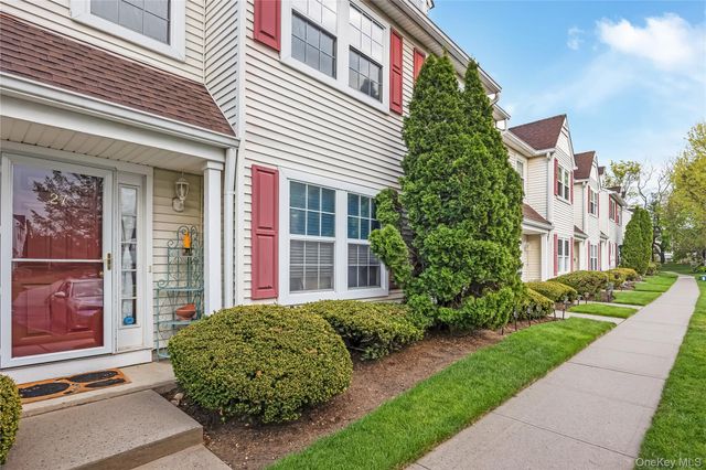 27 Stratford Green, Farmingdale, NY 11735
