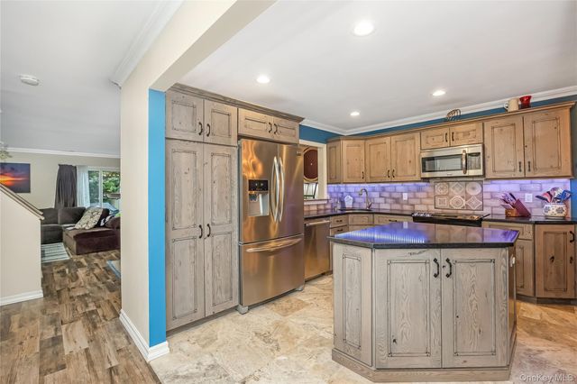 27 Stratford Green, Farmingdale, NY 11735