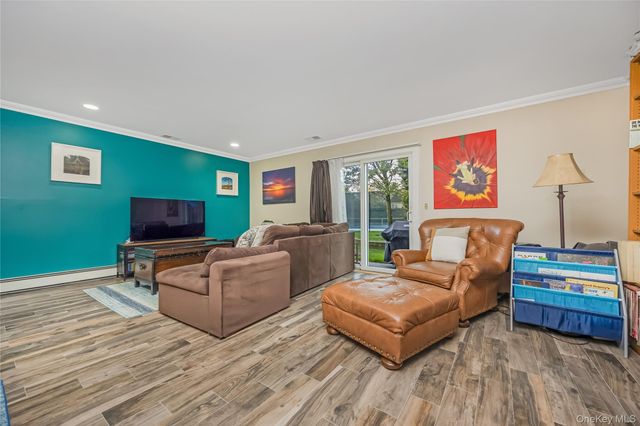 27 Stratford Green, Farmingdale, NY 11735