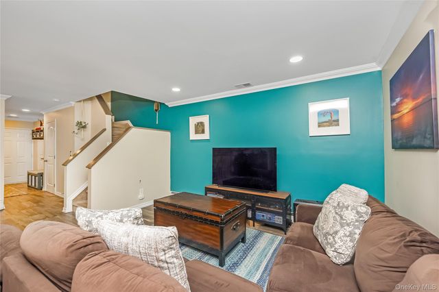 27 Stratford Green, Farmingdale, NY 11735