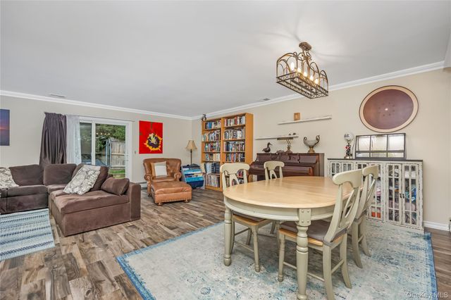 27 Stratford Green, Farmingdale, NY 11735