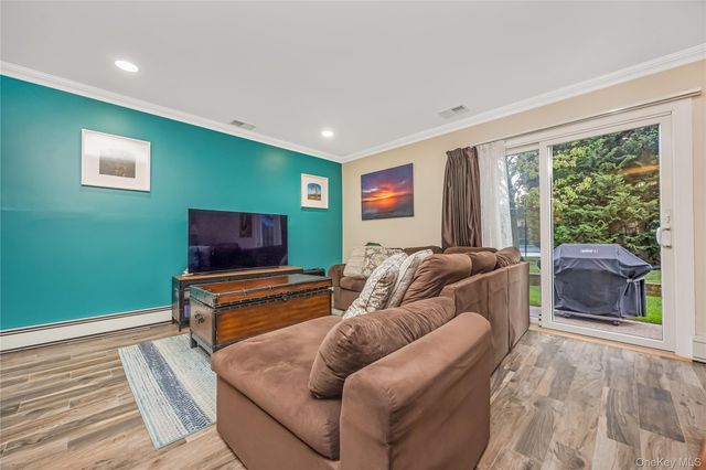 27 Stratford Green, Farmingdale, NY 11735