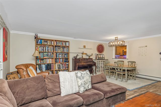 27 Stratford Green, Farmingdale, NY 11735