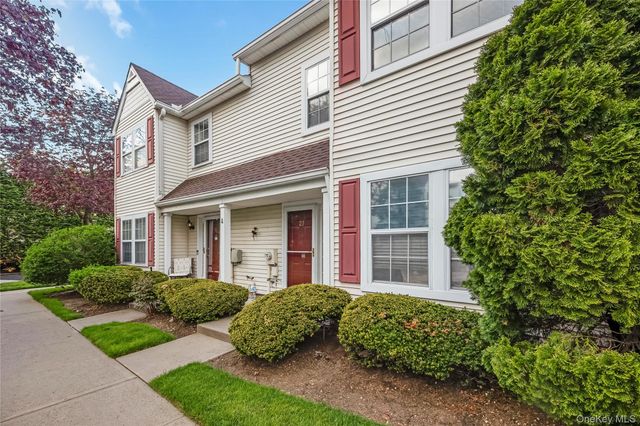 27 Stratford Green, Farmingdale, NY 11735