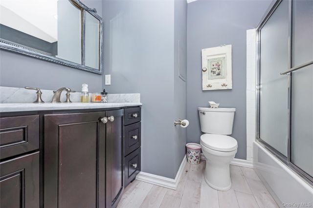 27 Stratford Green, Farmingdale, NY 11735