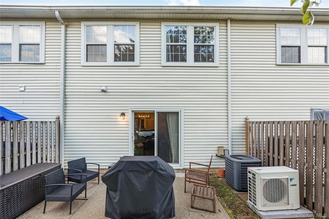 27 Stratford Green, Farmingdale, NY 11735