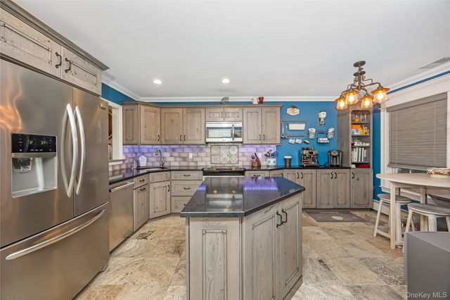 27 Stratford Green, Farmingdale, NY 11735