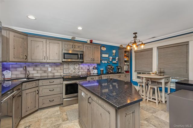 27 Stratford Green, Farmingdale, NY 11735