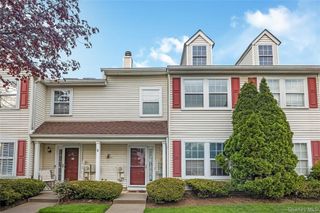 27 Stratford Green, Farmingdale, NY 11735
