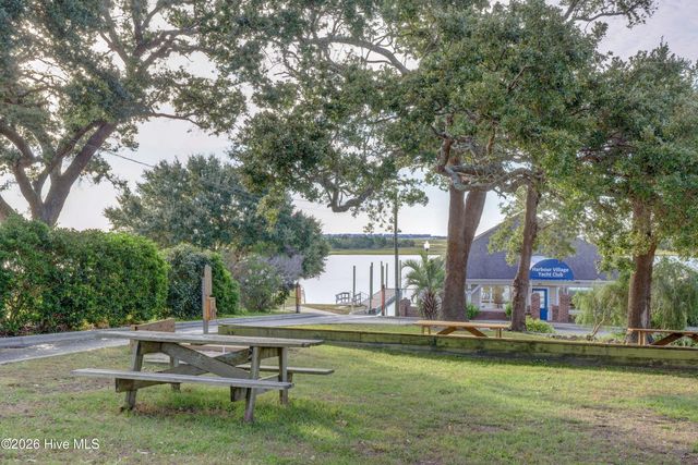 427 Lakeview Drive, Hampstead, NC 28443