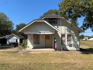 330 S First Street, Wallis, TX 77485