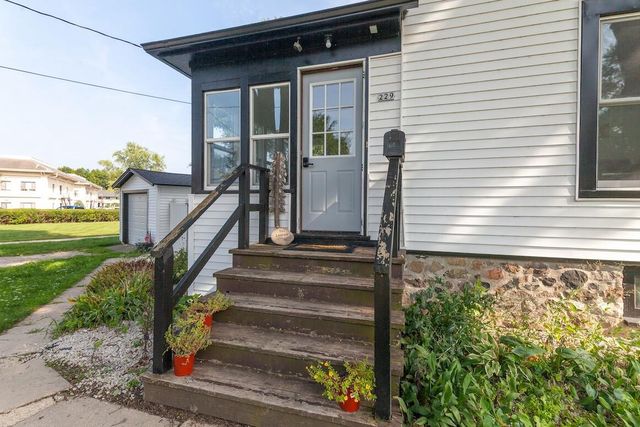 229 S Concord ROAD, Oconomowoc, WI 53066