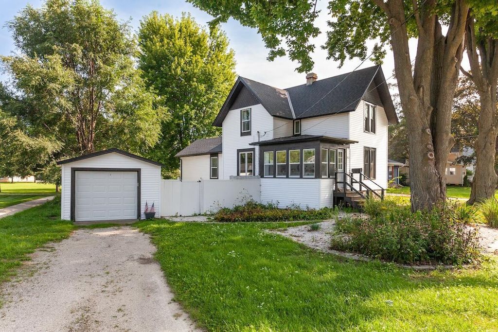 229 S Concord ROAD, Oconomowoc, WI 53066