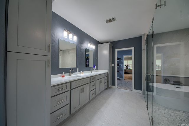 329 MEADOWBROOK DR, Hollywood Park, TX 78232