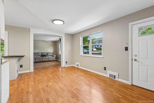 2 St Anthony Avenue, Nanuet, NY 10954