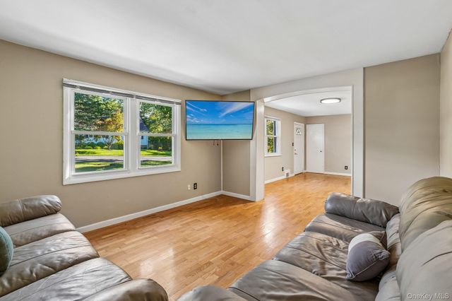 2 St Anthony Avenue, Nanuet, NY 10954