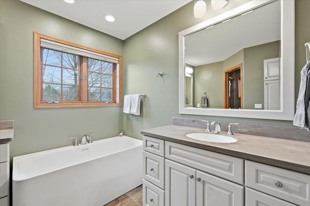 22 Pebble Beach Circle, Madison, WI 53717