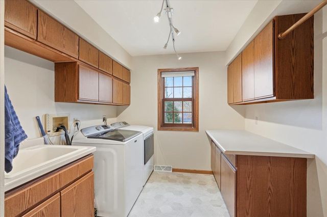 22 Pebble Beach Circle, Madison, WI 53717