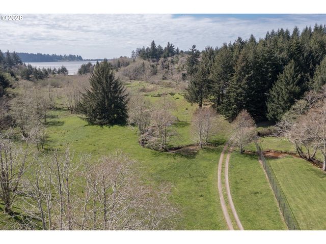 626 N BAYVIEW Loop, Waldport, OR 97394