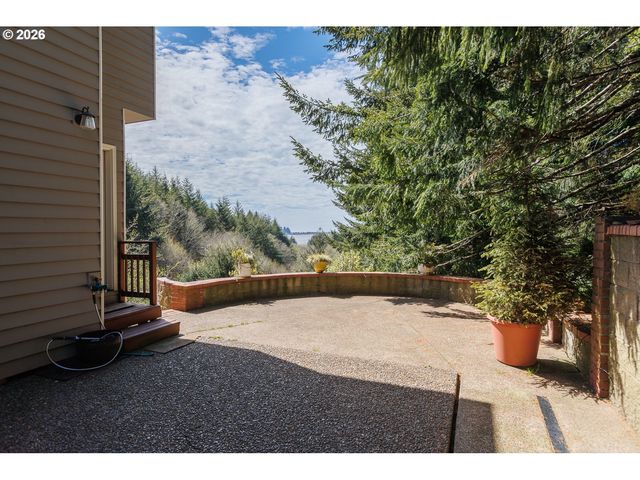 626 N BAYVIEW Loop, Waldport, OR 97394