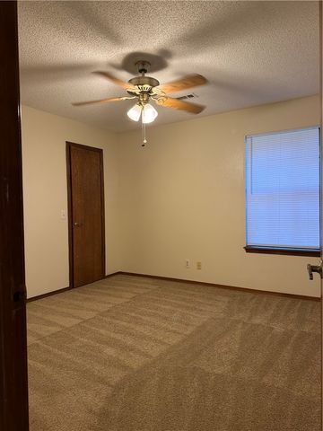 2405 E Gentle Oaks Lane, Fayetteville, AR 72703