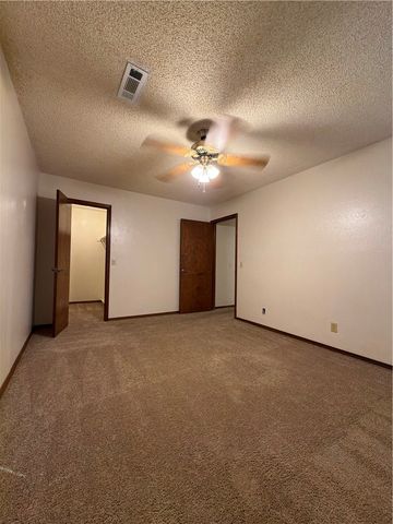 2405 E Gentle Oaks Lane, Fayetteville, AR 72703
