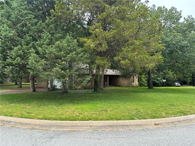 2405 E Gentle Oaks Lane, Fayetteville, AR 72703