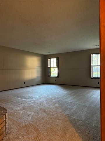 2405 E Gentle Oaks Lane, Fayetteville, AR 72703