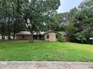 2405 E Gentle Oaks Lane, Fayetteville, AR 72703