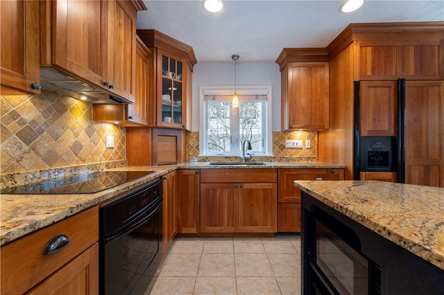 73 Conanicus Avenue 4, Jamestown, RI 02835