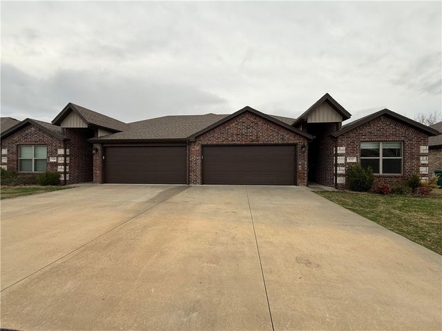 522 Vee Street, Centerton, AR 72719