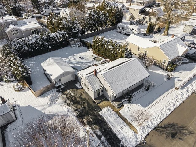 69 Coggeshall St, Dartmouth, MA 02747