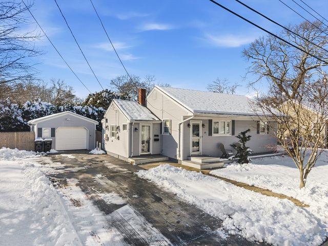 69 Coggeshall St, Dartmouth, MA 02747