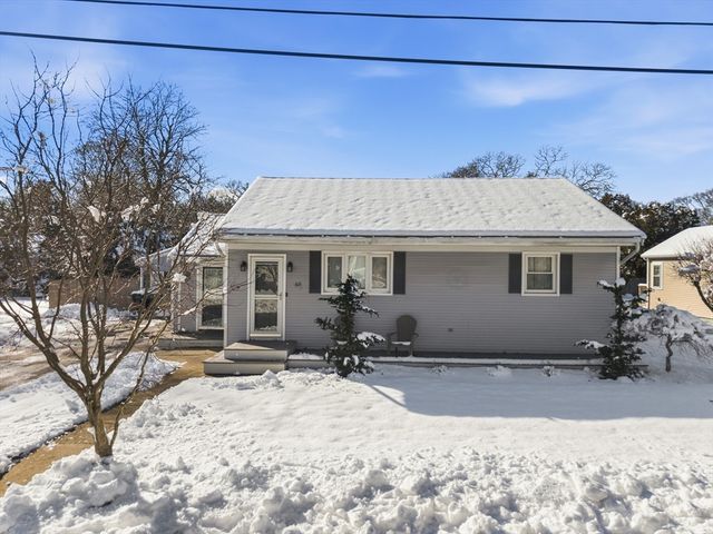 69 Coggeshall St, Dartmouth, MA 02747