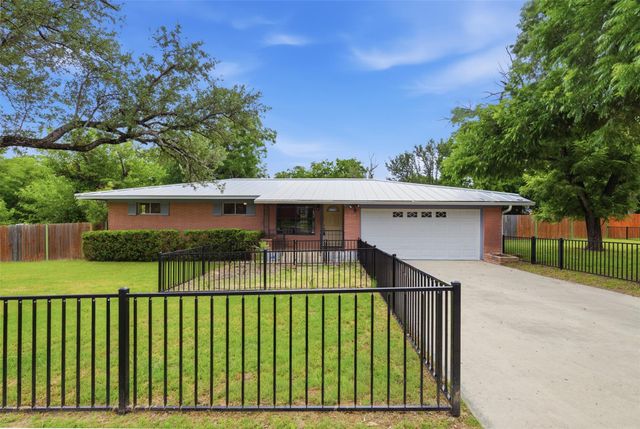 104 N Willis ST, Lampasas, TX 76550