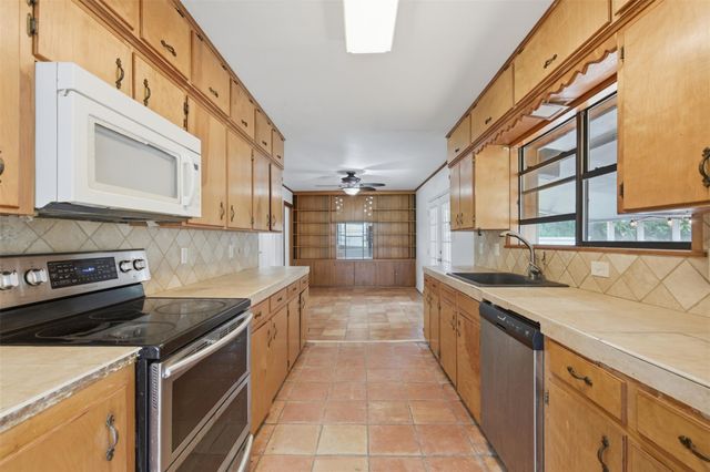 104 N Willis ST, Lampasas, TX 76550