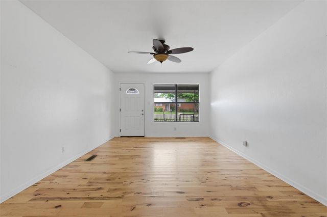 104 N Willis ST, Lampasas, TX 76550