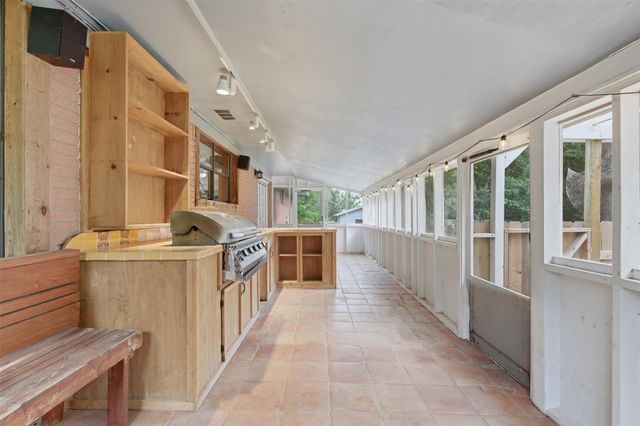 104 N Willis ST, Lampasas, TX 76550