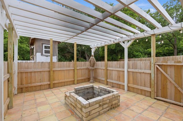 104 N Willis ST, Lampasas, TX 76550