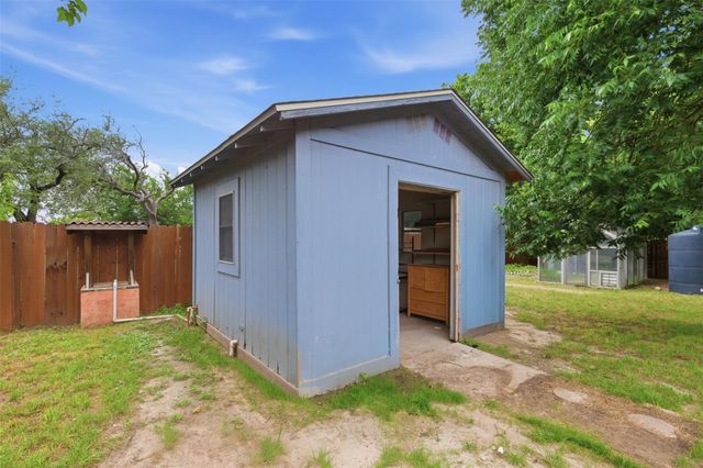 104 N Willis ST, Lampasas, TX 76550