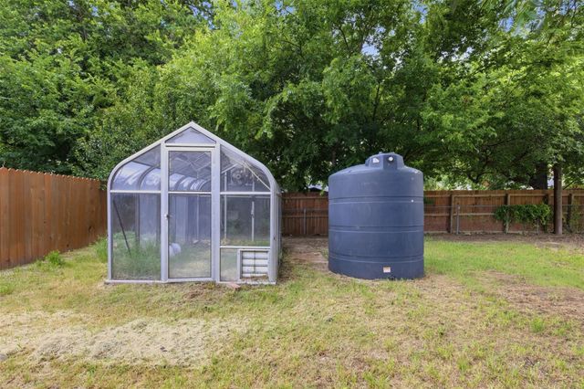 104 N Willis ST, Lampasas, TX 76550