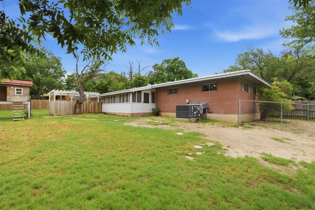104 N Willis ST, Lampasas, TX 76550