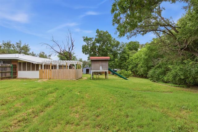 104 N Willis ST, Lampasas, TX 76550