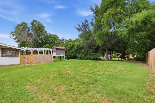 104 N Willis ST, Lampasas, TX 76550
